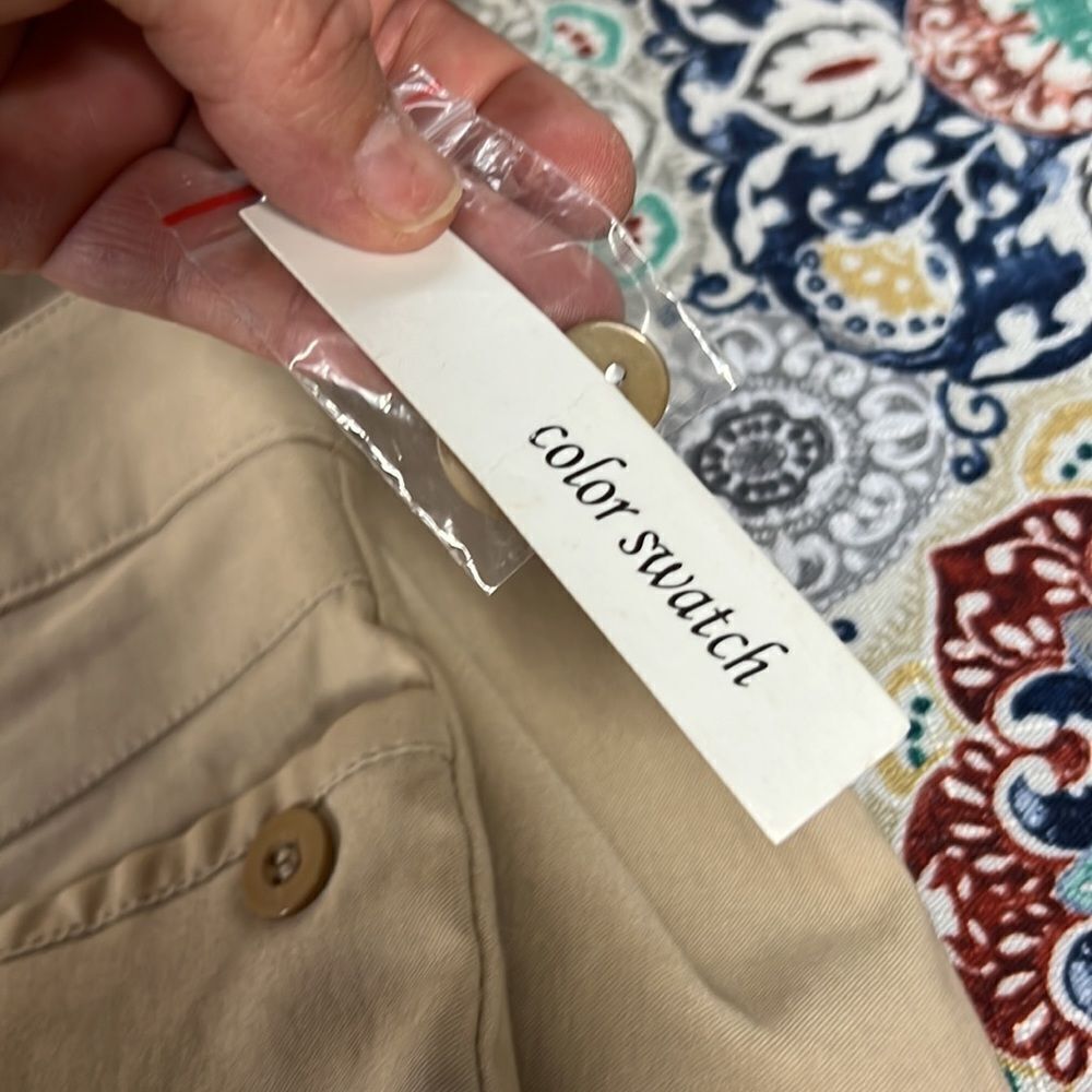 Color Swatch stretchy Capri pants - Picture 6 of 6